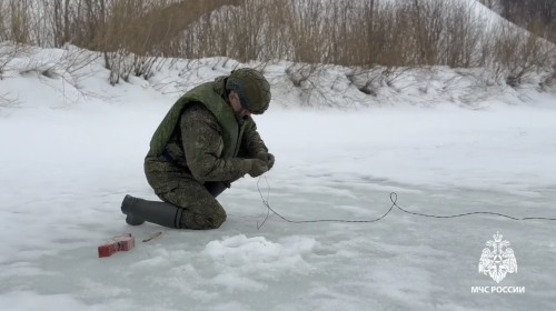 Военные инженеры начали взрывать лед на реках Татарстана