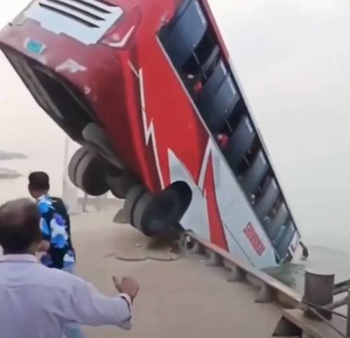 В Бангладеш автобус упал с парома в реку — погибли 18 человек