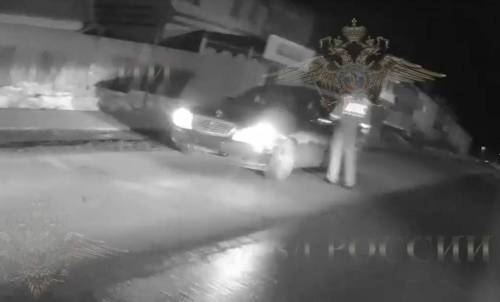 С риском для жизни сотрудники ГАИ задержали нарушителя на «Мерседесе» в Татарстане