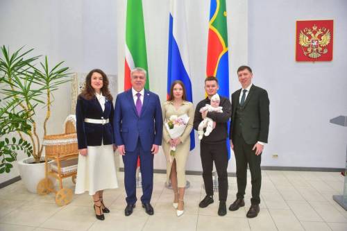 22 семьям из Челнов вручили сертификаты на маткапитал в преддверии 8 Марта