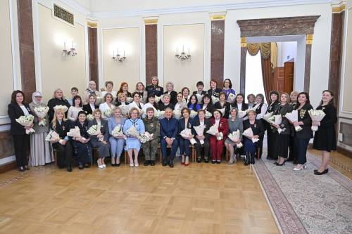 Накануне 8 Марта Минниханов вручил госнаграды выдающимся женщинам Татарстана