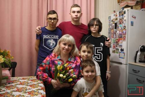 «Счастье сжалось до смайлика»: мать пятерых детей из Казани ждет на 8 Марта звонка от мужа – участника СВО