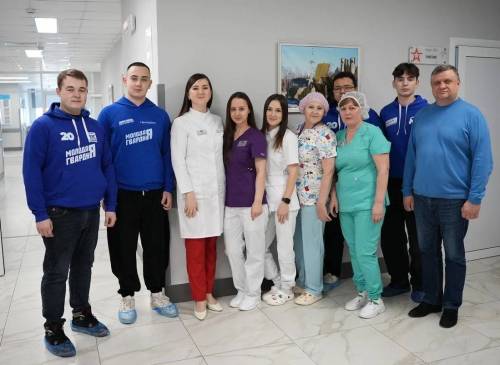 Молодогвардейцы Татарстана поздравили сотрудниц военного госпиталя с наступающим 8 марта