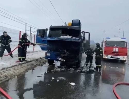На Кировской дамбе пожарные потушили загоревшийся КАМАЗ