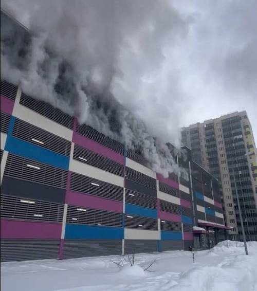 В многоэтажном паркинге в Советском районе Казани из-за китайского авто произошел пожар – видео