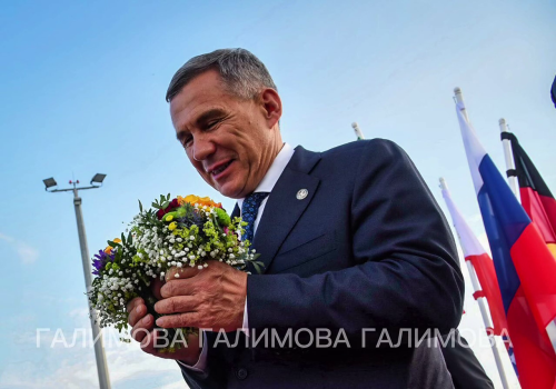 «Поздравляет каждую жительницу РТ с 8 Марта»: Галимова опубликовала фото Минниханова с букетом