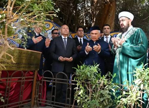 Минниханов посетил в каирском некрополе могилу татарского философа-богослова Мусы Бигиева