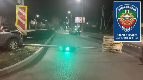 В Казани ищут водителя каршеринга, повалившего ночью светофор на дорогу