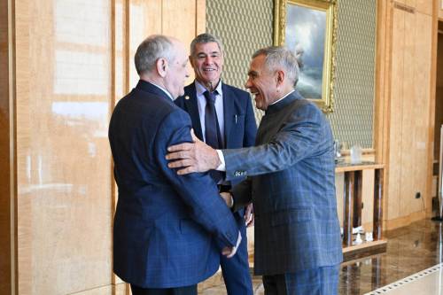 Рустам Минниханов встретился с космонавтами в Казани