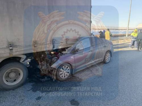 Легковушка влетела под «Валдай» в Татарстане – погибли четыре человека