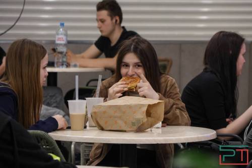 Не эскортницы, а фудкортницы: дерзкие школьницы в Казани провоцируют посетителей ТЦ