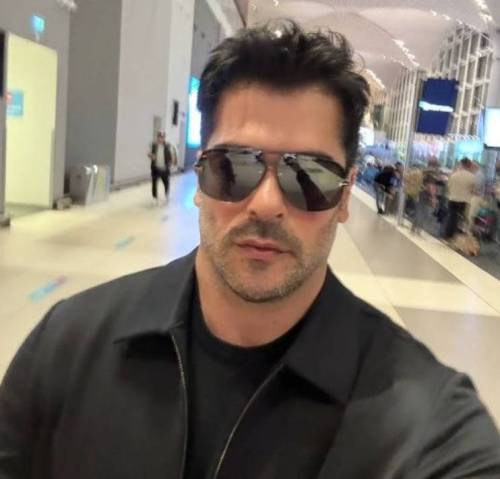 Турецкий актер Бурак Озчивит прибыл в Казань