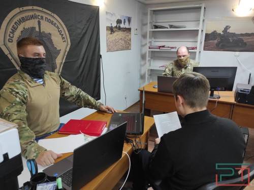 Из Казани отправилась очередная группа подписавших контракт в Африканский корпус