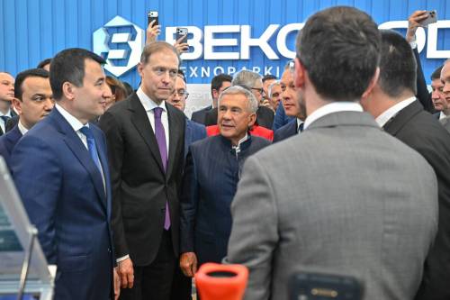 Минниханов и Мантуров на «Иннопроме» запустили новое предприятие на площадке в Навои