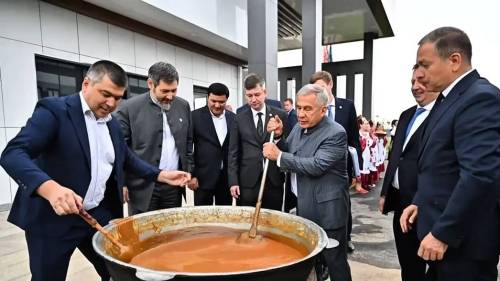 В Навои Минниханов принял участие в приготовлении праздничной каши сумаляк