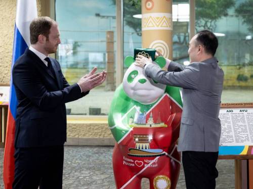 В Казанском зоопарке установили скульптуру панды в цветах татарстанского флага