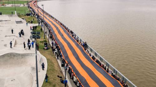 Более 800 казанцев развернули самую большую Георгиевскую ленту в России на набережной