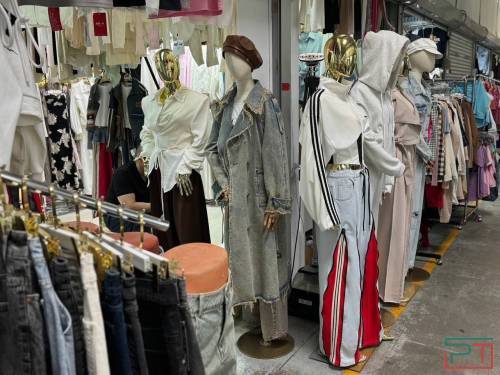 «За тыщу настоящий «Адидас» захотела!»: вещевые рынки в Казани переживают второе рождение