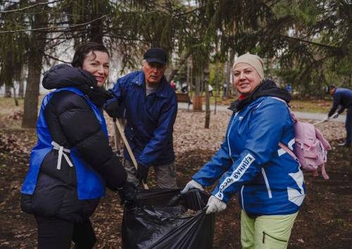Сотрудники Аппарата Госовета приняли участие в городском субботнике в Казани
