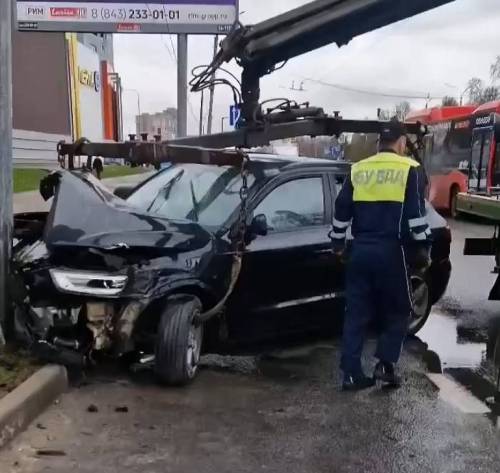 В Казани Audi врезалась в столб освещения — пострадала женщина