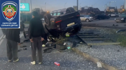 В Казани Mercedes налетел на остановку и перевернулся