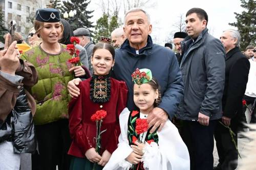 Минниханов и Шаймиев возложили цветы к памятнику Габдуллы Тукая