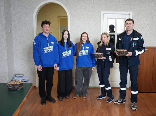 Молодогвардейцы Казани поздравили медиков с Днем работника скорой медицинской помощи