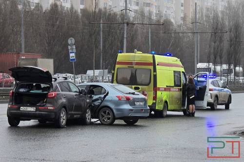 Авария парализовала движение на проспекте Победы в Казани – фото