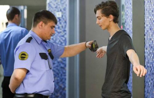 Нельзя прикасаться: Рособрнадзор запретил досматривать школьников перед сдачей ЕГЭ