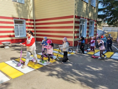 На территории 37 школ и детсадов Татарстана нанесли дорожную разметку для обучения