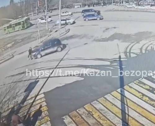 В Казани на пешеходном переходе водитель сбил ребенка на электросамокате