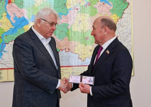 Ахметов вручил Шафигуллину удостоверение депутата Госсовета Татарстана