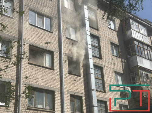 Пожар вспыхнул на третьем этаже дома на ул.Гвардейской в Казани – фото