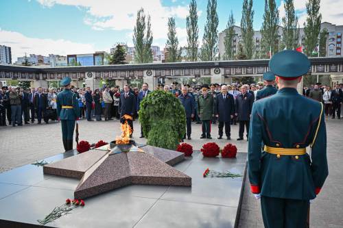 Минниханов и Шаймиев возложили цветы к Вечному огню в парке Победы