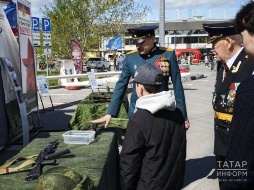 На параде Победы в Казани открылся пункт отбора на службу по контракту