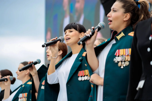 «Вернется муж, выплачу все слезы»: жена бойца СВО помогает фронту гуманитаркой и песней