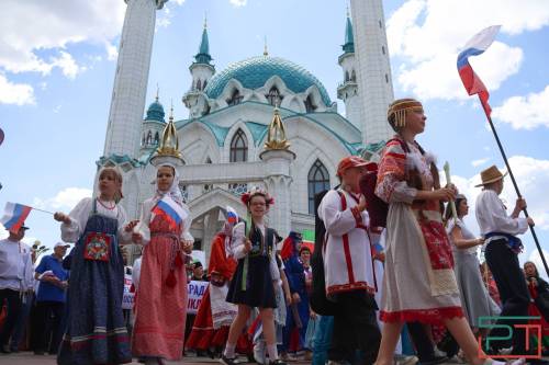 Хоровод единства: в Казанском кремле сплели «Мозаику культур» в День России