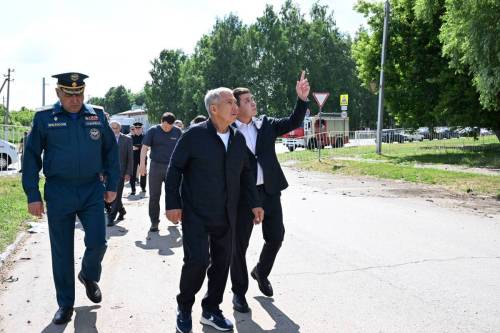 «Не волнуйтесь, мы всё сделаем»: Минниханов в Нижнекамске встретился с жильцами дома, пострадавшего от атаки БПЛА