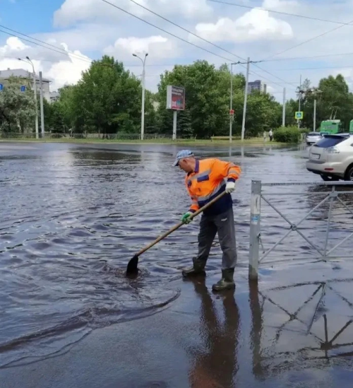 После мощного ливня дорожники устраняют подтопления на улицах Казани