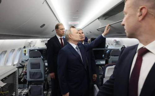 Путин осмотрел отечественные лайнеры с интерьерами казанского производства