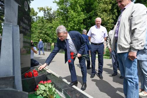 Депутаты Госсовета почтили память руководителей парламента разных лет и выдающихся татарстанцев