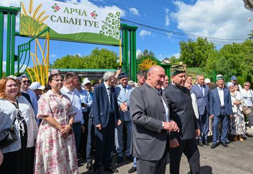 Марат Ахметов поздравил гостей Сабантуя в Арске и наградил передовиков