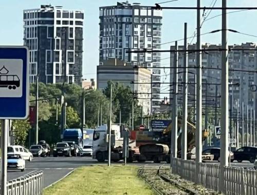 На Краснококшайской в Казани большегруз оборвал провода - встали трамваи и троллейбусы
