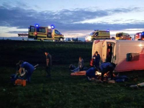 В Татарстане автобус съехал в кювет и перевернулся - 15 человек пострадали