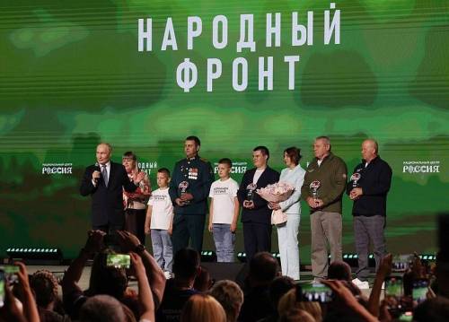 Путин на форуме «Всё для победы!» наградил лауреатов премии ОНФ