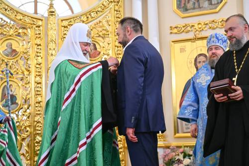 Патриарх Кирилл вручил Алексею Песошину орден преподобного Сергия Радонежского III степени