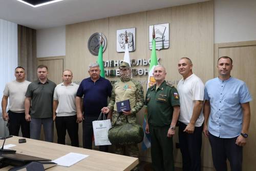 Глава Зеленодольского района вручил награду и армейский мешок бойцу СВО