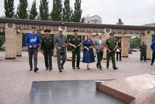 В парке Победы в Казани возложили цветы ко Дню памяти детей – жертв войны в Донбассе