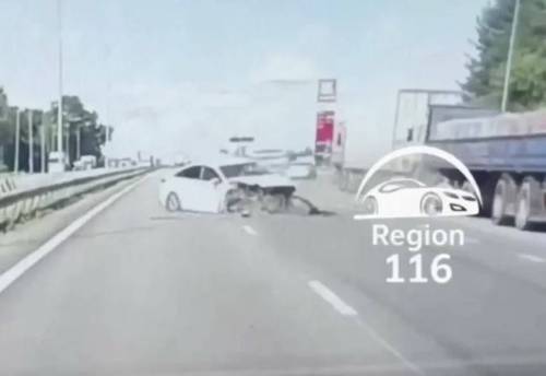 На трассе М-7 в Татарстане Hyundai врезался в грузовик – один человек пострадал