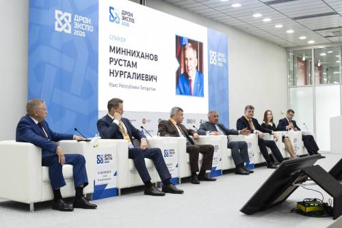 Минниханов предложил расширить возможности центра беспилотных авиационных систем в Казани